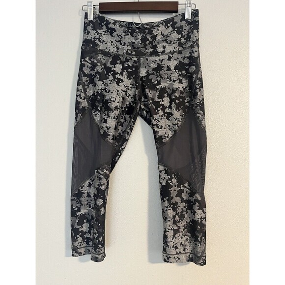 Under Armour Women’s Medium M Heatgear Gray Printed Leggings‎ Athletic Capri - Picture 1 of 3